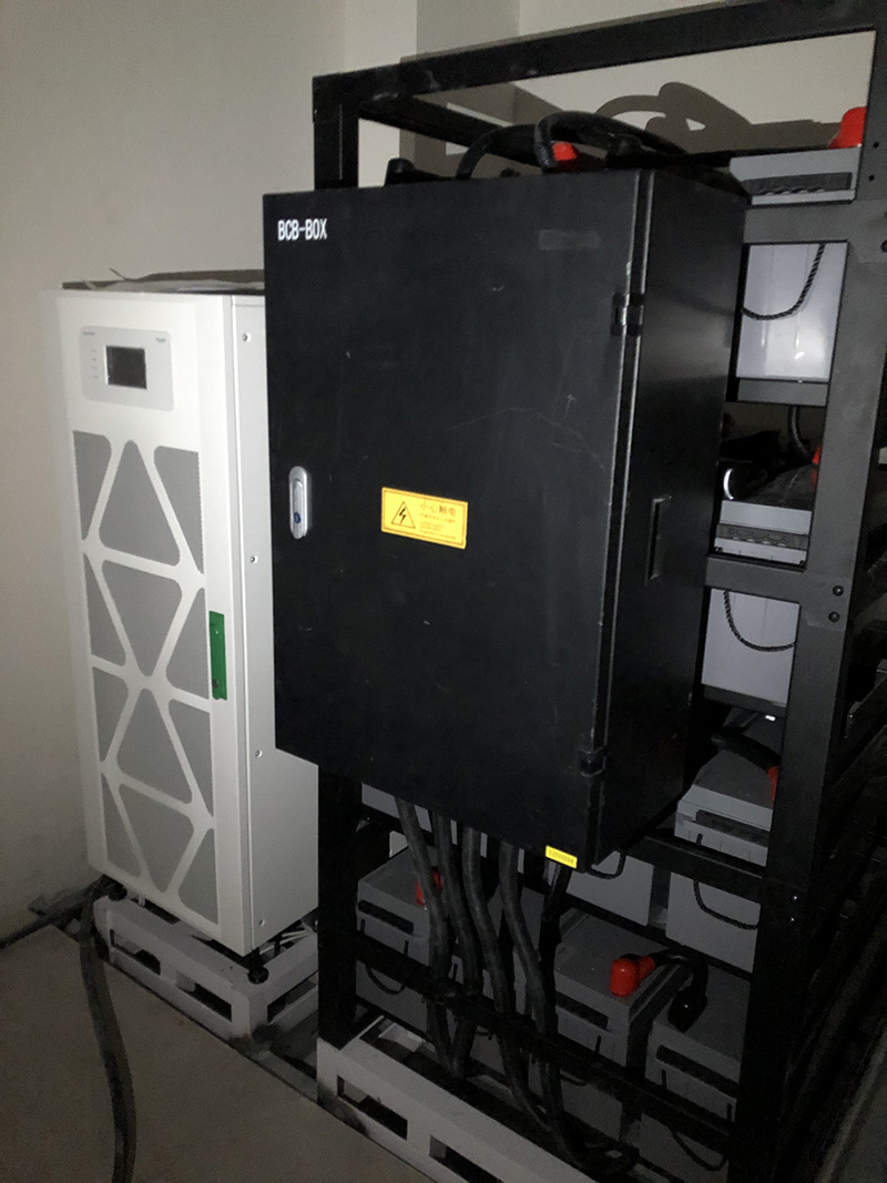 武漢某大學(xué)施耐德UPS120kVA